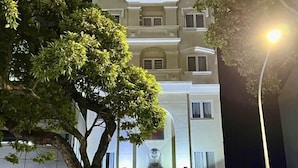 O Hotel White Lion com uma placa de destaque, fachada moderna e entrada visível.