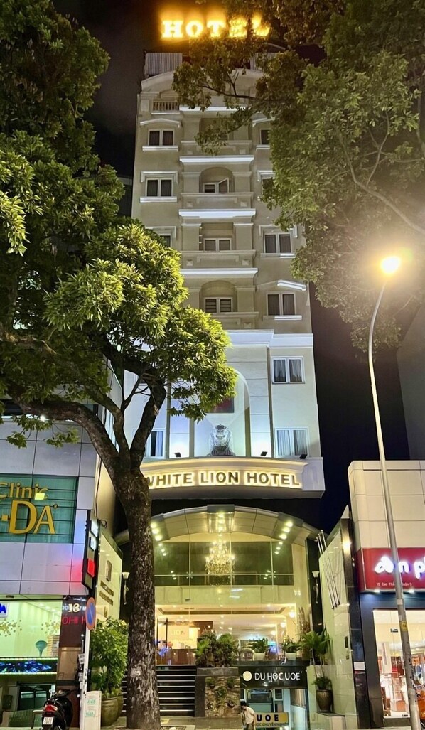 Hotel White Lion con un letrero llamativo, fachada moderna y entrada visible.