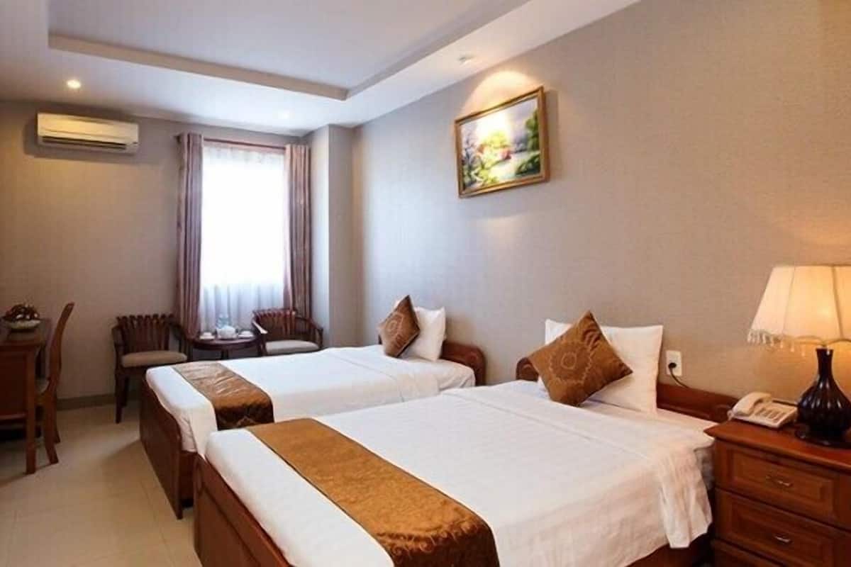 Camera Deluxe con letto matrimoniale o 2 letti singoli, vista città | Una cassaforte in camera, una scrivania, ferro/asse da stiro