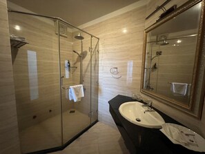 Kamar Double Superior | Kamar mandi | Perlengkapan mandi gratis, pengering rambut, sandal, dan handuk