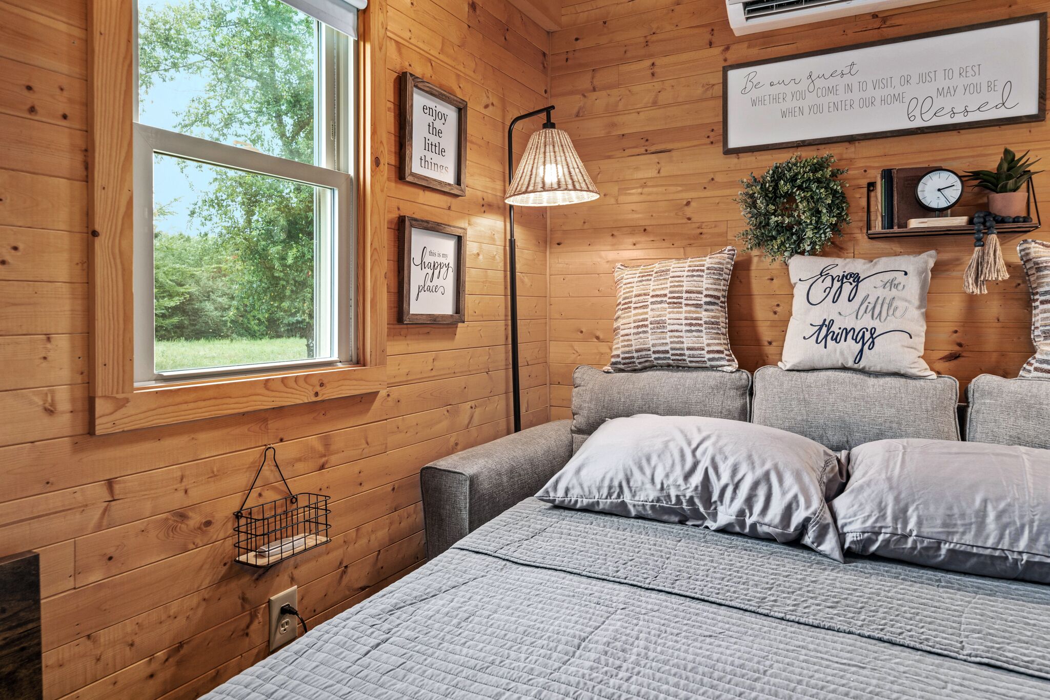 1 bedroom, desk, WiFi, bed sheets