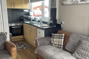 TV - 2Bed Chalet Sleeps 4- Garden, Balcony, Pets, Beach (Bridlington)