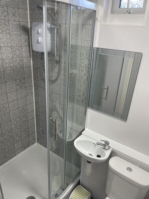 Regadera, secadora de cabello, toallas 