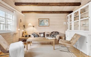 Fireplace, stereo - 2 bedroom stunning home in Løkken (Løkken)