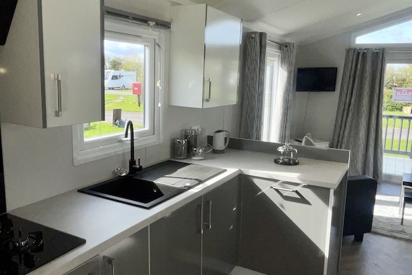 Kjøleskap, mikrobølgeovn, kokeplater og brødrister