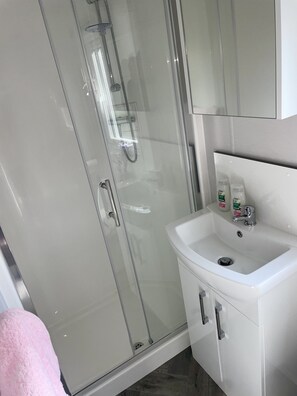 Douche, serviettes fournies