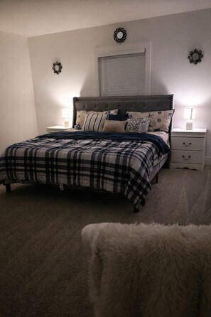 3 室のベッドルーム、アイロン / アイロン台、旅行用ベビーベッド、WiFi (無料)