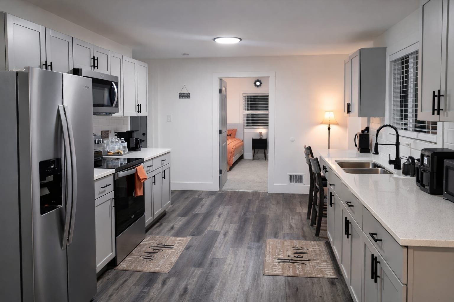 冷蔵庫、電子レンジ、オーブン、コンロ