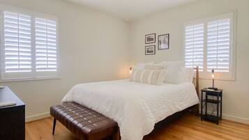 3 bedrooms, desk, iron/ironing board, travel crib