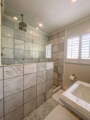Shower, hair dryer, towels, soap - Beautiful Home in Crestline Park with Hot Tub! (Birmingham)