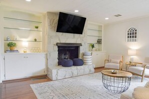 Smart TV, fireplace, stereo - Beautiful Home in Crestline Park with Hot Tub! (Birmingham)
