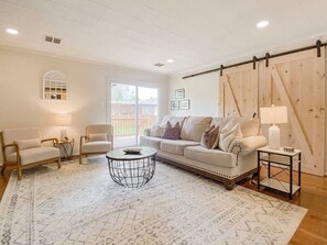 Smart TV, fireplace, stereo - Beautiful Home in Crestline Park with Hot Tub! (Birmingham)