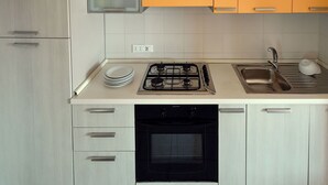A kitchen with a gas stove, oven, sink, and a dishwasher. - Nice apartment for 4 guests with WIFI, TV, balcony and pets allowed (Silvi)