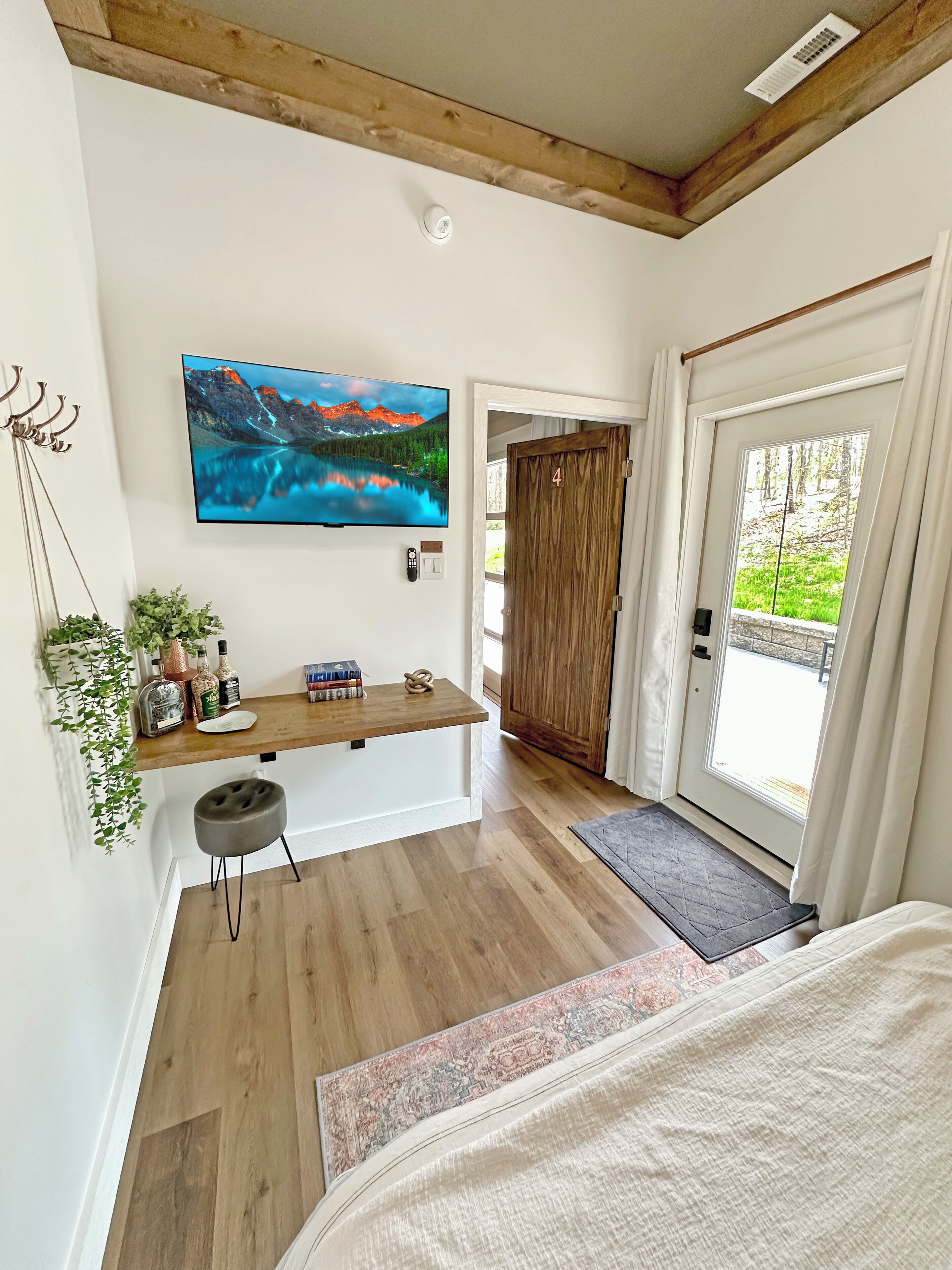 6 bedrooms, free WiFi, bed sheets, wheelchair access