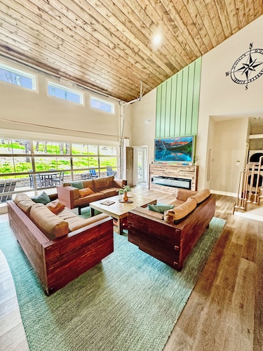 New 6BR Retreat near Patoka Lake, Sleeps 14, Fire Pit