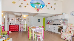 A brightly colored interior with a dining area, kitchen, and living space. - 2 bedroom nice apartment in Donnalucata (Donnalucata)