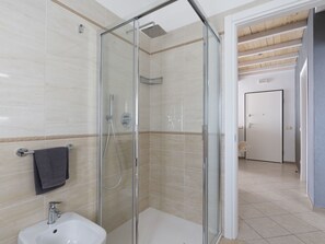 Bathroom - Beautiful apartment for 6 people with WIFI, TV, terrace and pets allowed (Erli)
