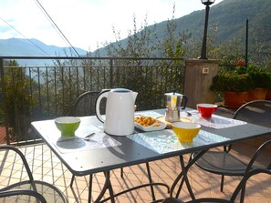 Outdoor dining - Nice apartment for 6 guests with WIFI, TV, terrace and pets allowed (Erli)