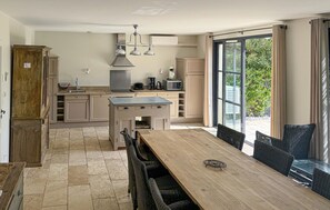 Fridge, oven, stovetop, dishwasher - Nice home in Saint-Laurent-de-la-Ca (Saint-Laurent-de-la-Ca)