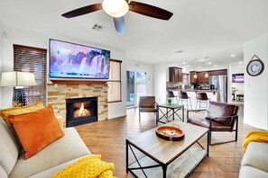 Smart TV, chimenea, futbolito, mesa de ping pong