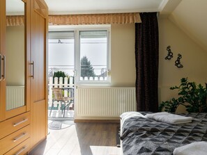 3 bedrooms, travel crib, free WiFi, bed sheets - Cosy apartment for 6 people with A/C, WIFI, TV and balcony (Siófok)