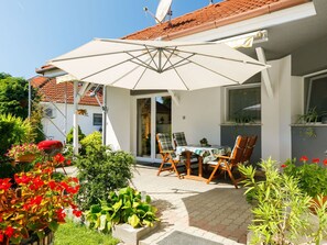 Outdoor dining - Wonderful private villa for 5 people with WIFI, TV and terrace (Balatonfüred)