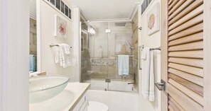 Douche, sèche-cheveux, serviettes fournies