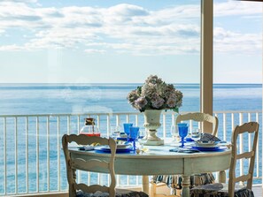 Dining - Cosy apartment for 4 guests with WIFI, TV and balcony (Riva Ligure)