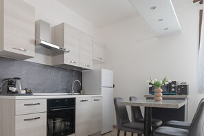 Een koelkast, een microgolfoven, een oven, een vaatwasser