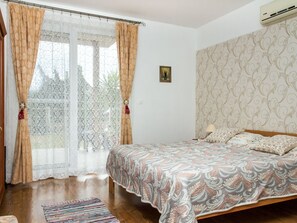 4 bedrooms, free WiFi, bed sheets - Beautiful private villa for 9 people with WIFI, TV and patio (Balatonboglár)