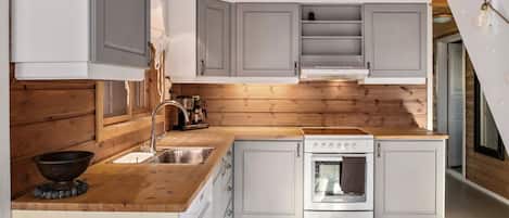 Kühlschrank, Geschirrspüler, Wasserkocher mit Kaffee-/Teezubehör