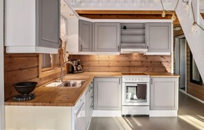 Fridge, dishwasher, coffee/tea maker - Awesome home in østby with kitchen (Østby)