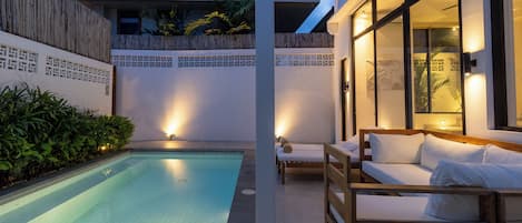 Açık yüzme havuzu