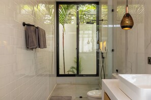 Villa Deluxe | Baño | Bañera y ducha independientes y artículos de higiene personal gratuitos