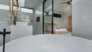 Bañera y ducha independientes y artículos de higiene personal gratuitos