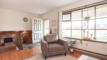 Videospelletjes, een tafeltennistafel en boeken