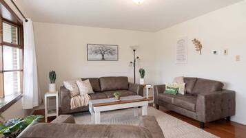 Videospelletjes, een tafeltennistafel en boeken