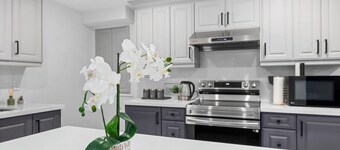 Urban Haven: 2BR/2BA+Office, Kitchen, Dining