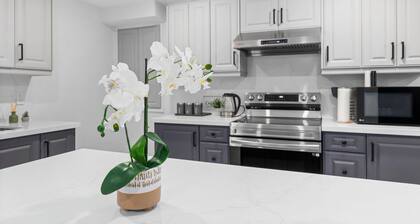 Urban Haven: 2BR/2BA+Office, Kitchen, Dining