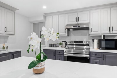 Urban Haven: 2BR/2BA+Office, Kitchen, Dining