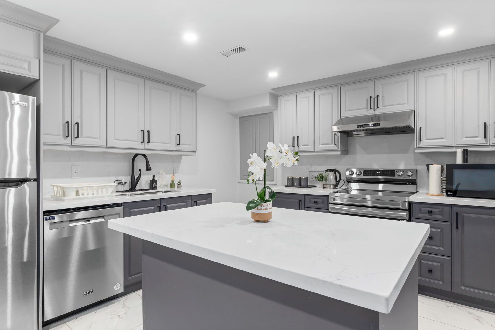 Réfrigérateur, four à micro-ondes, un four, surface de cuisson