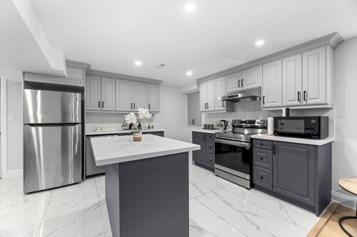 Urban Haven: 2BR/2BA+Office, Kitchen, Dining