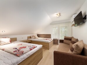 2 bedrooms, bed sheets - Beautiful villa for 5 guests with A/C, TV and terrace (Keszthely)