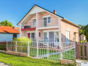 Exterior - Beautiful villa for 5 guests with A/C, TV and terrace (Keszthely)