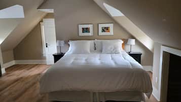 2 bedrooms, desk, iron/ironing board, travel crib