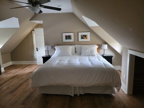2 habitaciones, escritorio y tabla de planchar con plancha 