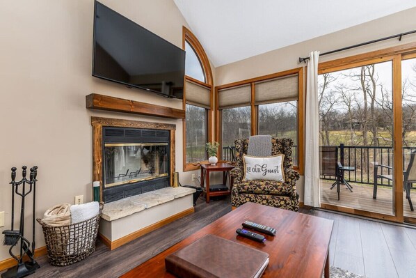 Smart TV, chimenea, tenis de mesa y libros 