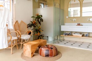 Escritorio y espacio para trabajar con laptop