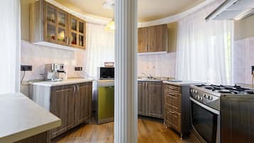 微波炉、烤箱、洗碗机、高脚椅