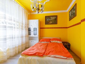 Una habitación con una cama, un armario y un cuadro en la pared.